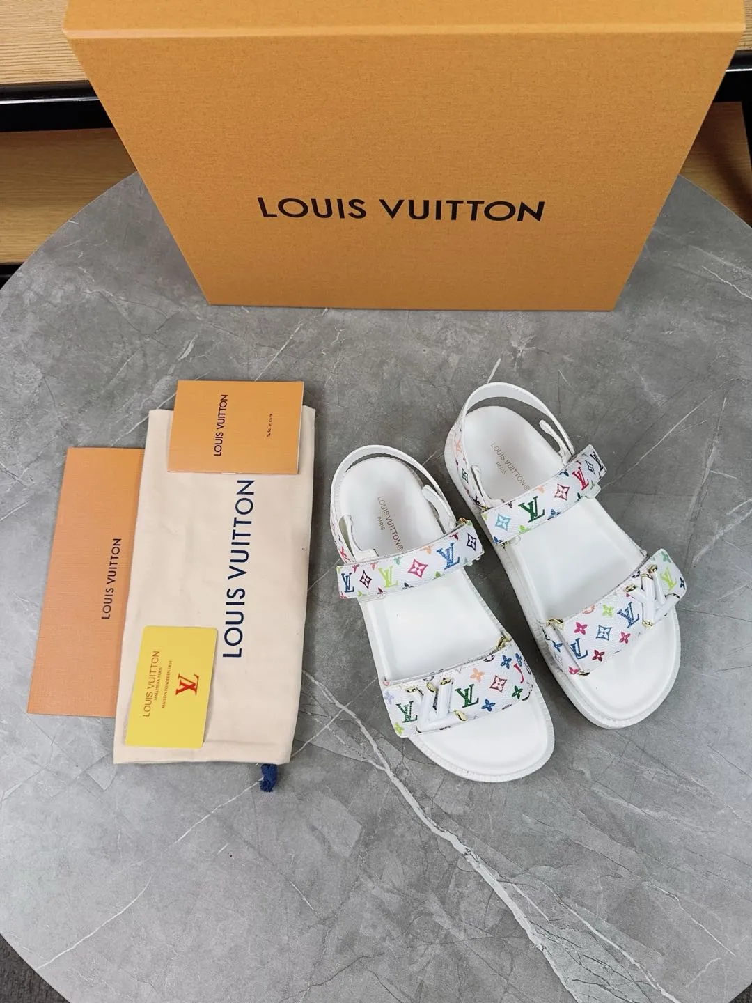 👟👟Ex-factory price 460👟👟 🌈LV | Louis Vuitton 🧡💚2025 spring and summer new style top version‼ ️The original version is the same. The counter focuses on the latest new beach shoes. Hard goods are new🆕 ❥Purchase level! Full of high-end feel! A popular model among bloggers at home and abroad, it’s retro and fashionable and looks amazing on your feet! Mainly recommended model on the official website★ ━━━━━ ЅᏇєєt ━━━━━ ▪️Upper: original customized leather ▪️Inner lining: cow lining ▪️Outsole: rubber PU combination high-end outsole ▪️Shoe size: 35-45 (35-45 customized